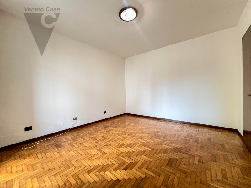 Proponiamo in vendita un appartamento al piano rialzato, situato in pieno centro a Conselve. 
L’i...