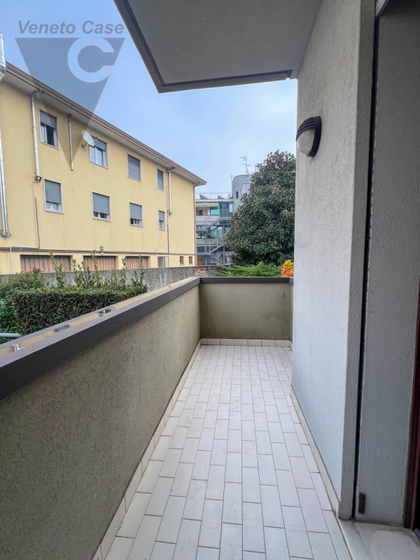 Proponiamo in vendita un appartamento al piano rialzato, situato in pieno centro a Conselve. 
L’i...