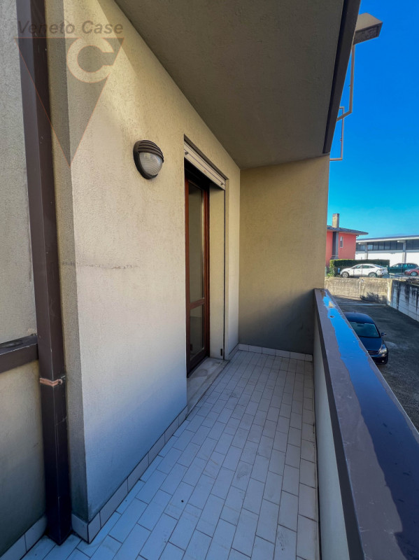 Proponiamo in vendita un appartamento al piano rialzato, situato in pieno centro a Conselve. 
L’i...