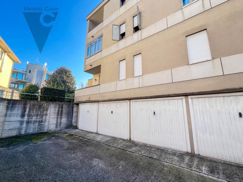 Proponiamo in vendita un appartamento al piano rialzato, situato in pieno centro a Conselve. 
L’i...