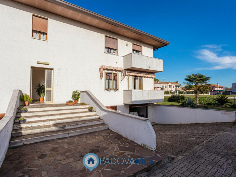 Immobile in esclusiva al Gruppo Padova MLS

Nel centro di Agna, all’interno di una piccola palazz...