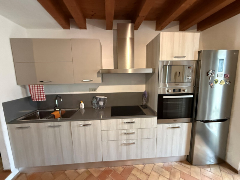 PORZIONE CENTRALE DI VILLETTA A SCHIERA CON GRAZIOSO GIARDINO. EURO 195.000. CODICE 4582. 

Tratt...