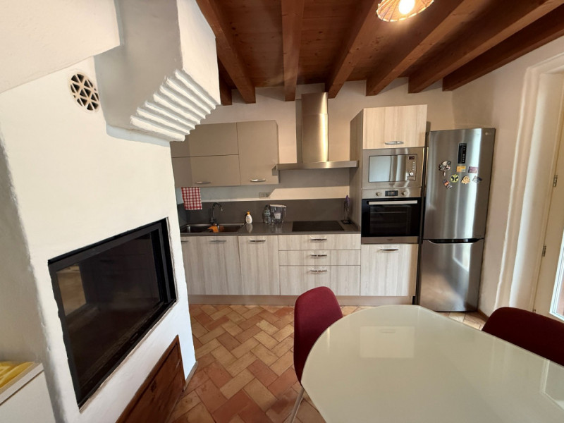 PORZIONE CENTRALE DI VILLETTA A SCHIERA CON GRAZIOSO GIARDINO. EURO 195.000. CODICE 4582. 

Tratt...