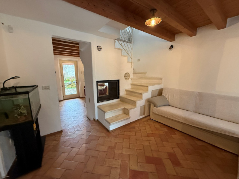 PORZIONE CENTRALE DI VILLETTA A SCHIERA CON GRAZIOSO GIARDINO. EURO 195.000. CODICE 4582. 

Tratt...