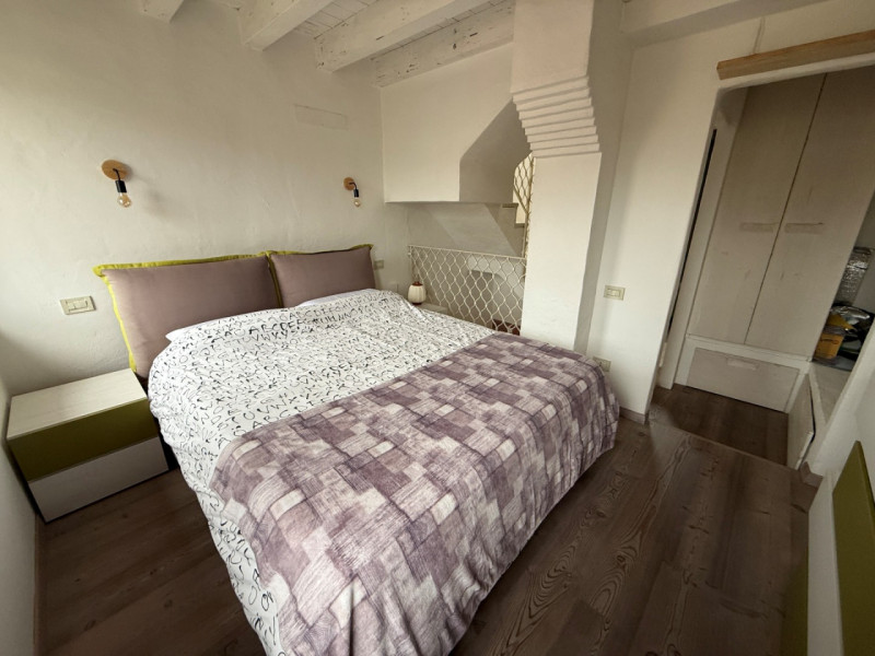 PORZIONE CENTRALE DI VILLETTA A SCHIERA CON GRAZIOSO GIARDINO. EURO 195.000. CODICE 4582. 

Tratt...