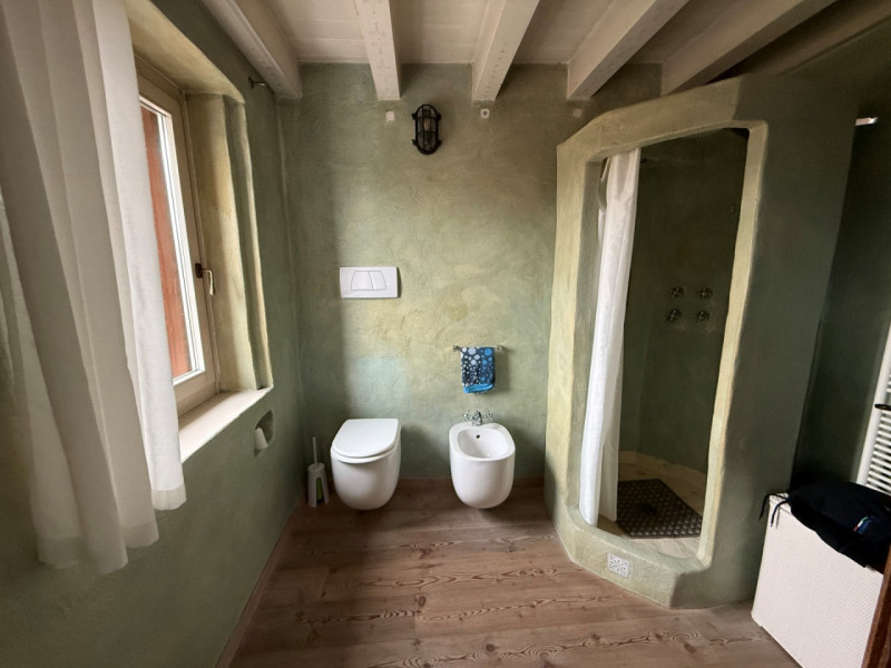 PORZIONE CENTRALE DI VILLETTA A SCHIERA CON GRAZIOSO GIARDINO. EURO 195.000. CODICE 4582. 

Tratt...