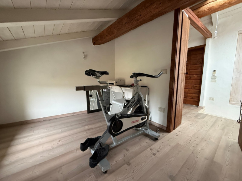 PORZIONE CENTRALE DI VILLETTA A SCHIERA CON GRAZIOSO GIARDINO. EURO 195.000. CODICE 4582. 

Tratt...