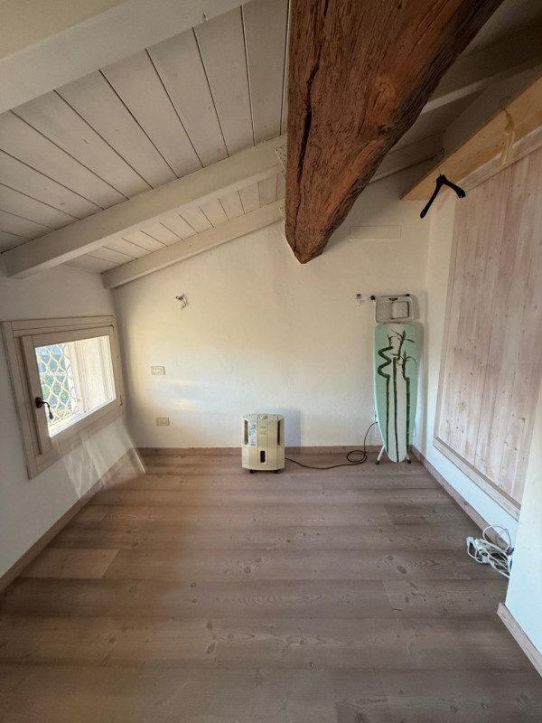 PORZIONE CENTRALE DI VILLETTA A SCHIERA CON GRAZIOSO GIARDINO. EURO 195.000. CODICE 4582. 

Tratt...