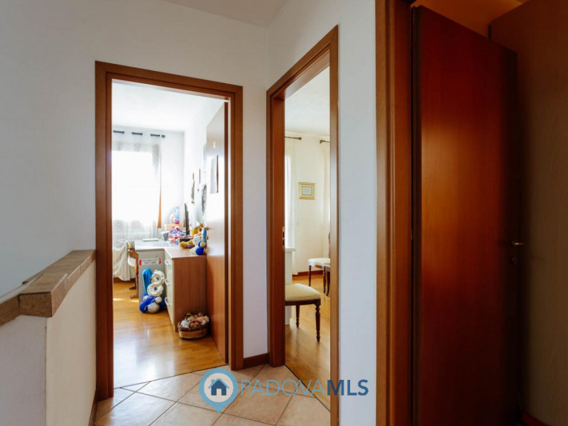 Immobile in esclusiva al Gruppo Padova MLS

In un tranquillo e recente quartiere di Agna, a due p...