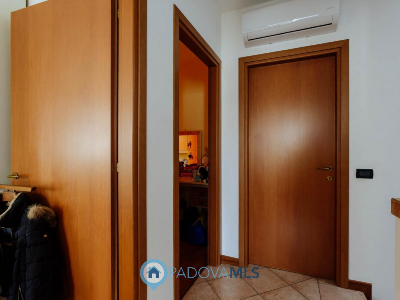 Immobile in esclusiva al Gruppo Padova MLS

In un tranquillo e recente quartiere di Agna, a due p...