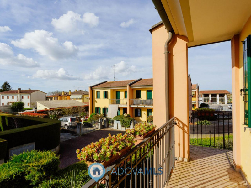 Immobile in esclusiva al Gruppo Padova MLS

In un tranquillo e recente quartiere di Agna, a due p...