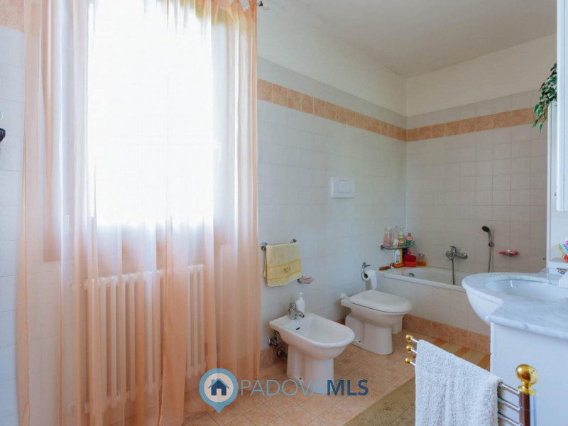 Immobile in esclusiva al Gruppo Padova MLS

In un tranquillo e recente quartiere di Agna, a due p...