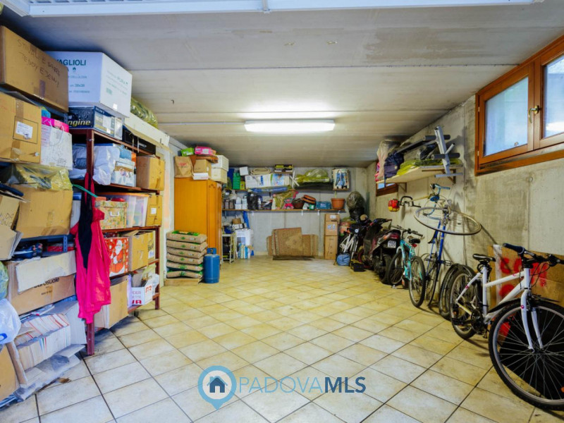 Immobile in esclusiva al Gruppo Padova MLS

In un tranquillo e recente quartiere di Agna, a due p...