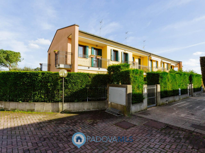 Immobile in esclusiva al Gruppo Padova MLS

In un tranquillo e recente quartiere di Agna, a due p...