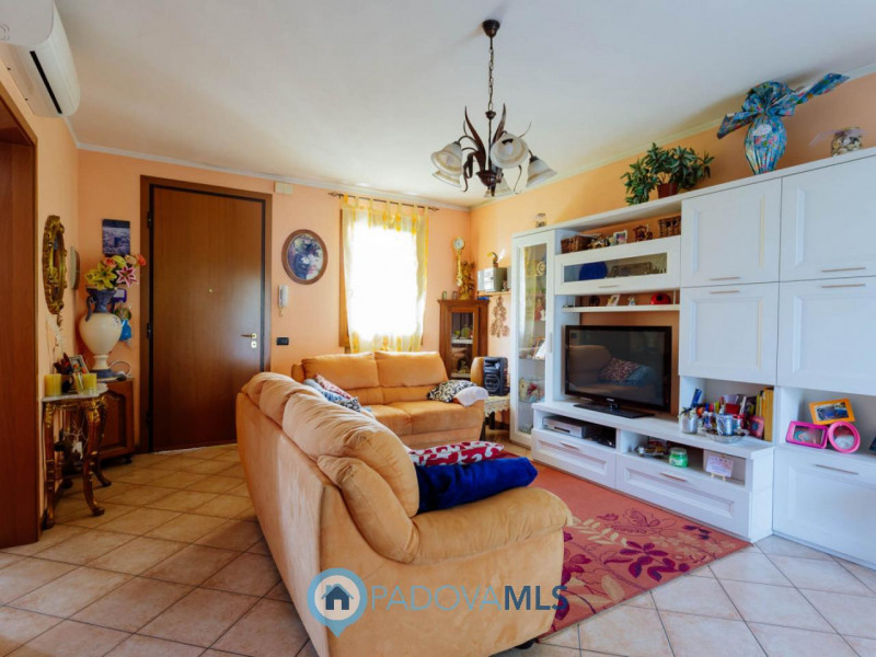 Immobile in esclusiva al Gruppo Padova MLS

In un tranquillo e recente quartiere di Agna, a due p...