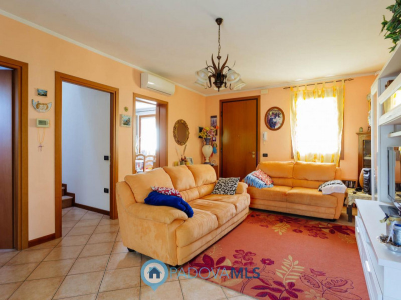 Immobile in esclusiva al Gruppo Padova MLS

In un tranquillo e recente quartiere di Agna, a due p...