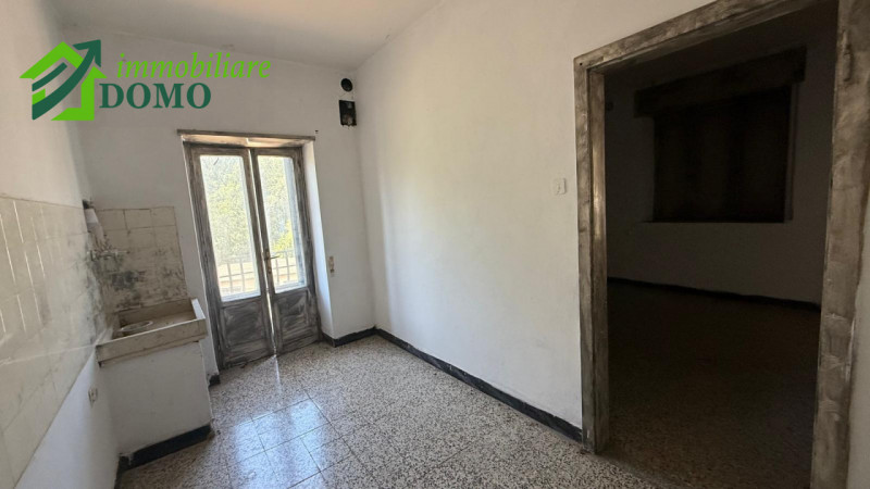 Cogollo del Cengio: appartamento tricamere al piano secondo  garage € 29.000 info 0445824740

BUO...