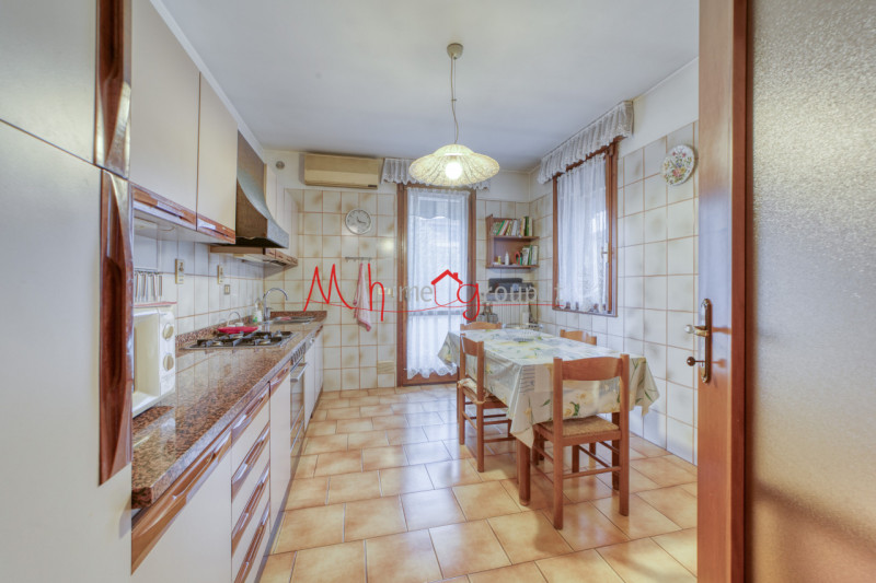 RUBANO: Casa singola sviluppata su più livelli dalle ampie dimensioni, si compone di ingresso, so...