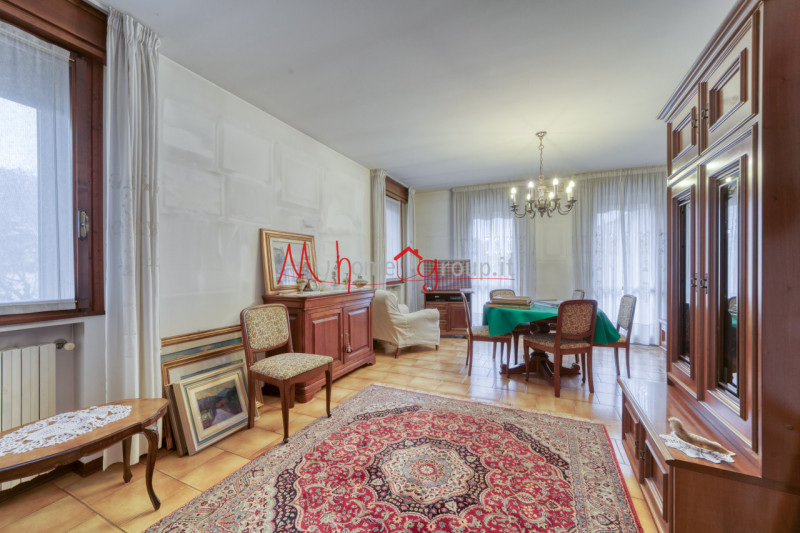 RUBANO: Casa singola sviluppata su più livelli dalle ampie dimensioni, si compone di ingresso, so...