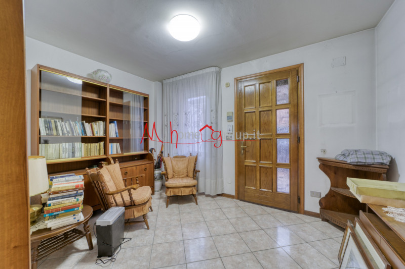 RUBANO: Casa singola sviluppata su più livelli dalle ampie dimensioni, si compone di ingresso, so...