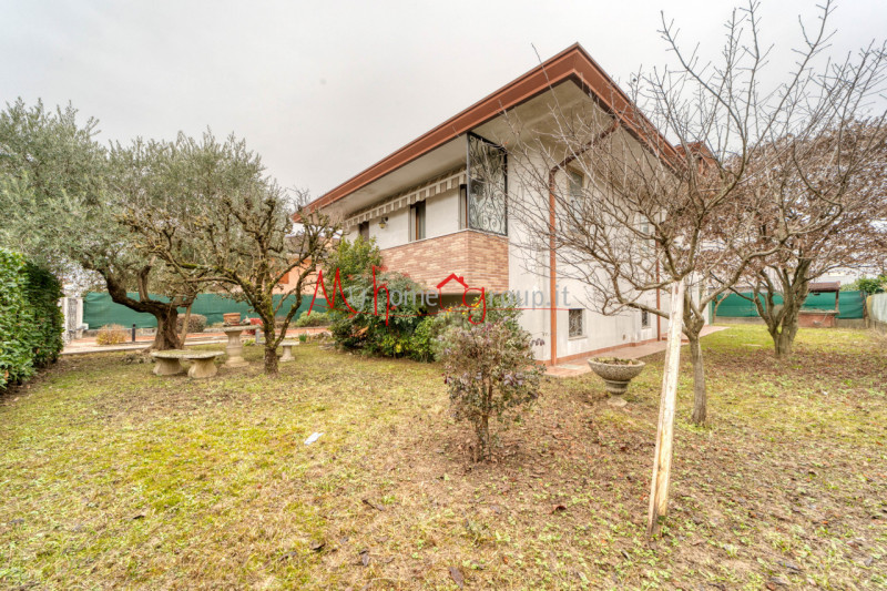 RUBANO: Casa singola sviluppata su più livelli dalle ampie dimensioni, si compone di ingresso, so...