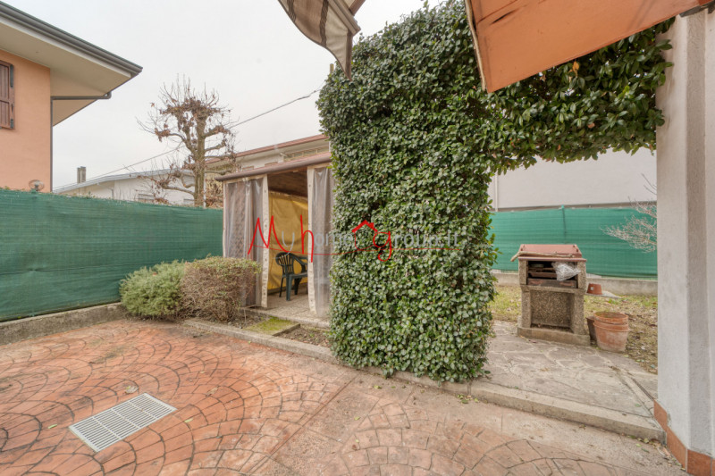 RUBANO: Casa singola sviluppata su più livelli dalle ampie dimensioni, si compone di ingresso, so...