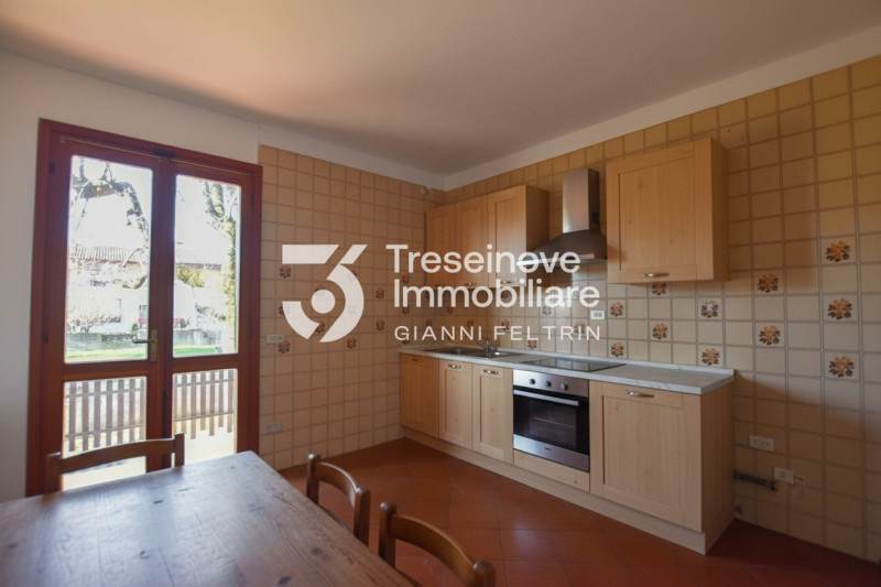 (Per INFO Feltrin ing. Gianni 3288349492) Proponiamo in vendita villetta a schiera di testa su tr...