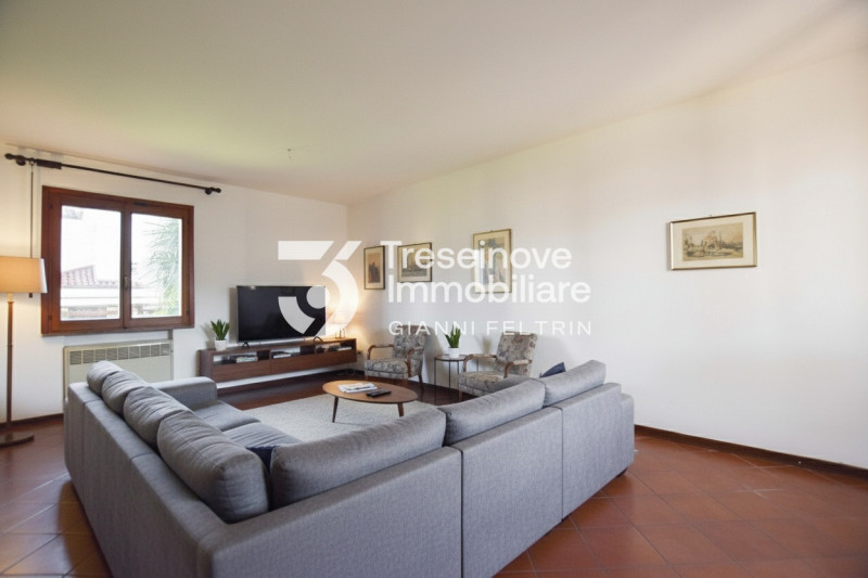 (Per INFO Feltrin ing. Gianni 3288349492) Proponiamo in vendita villetta a schiera di testa su tr...