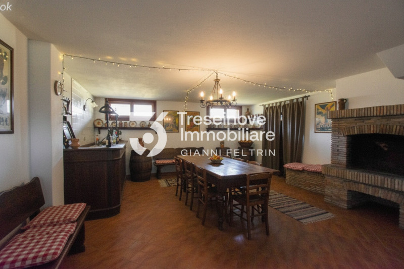 (Per INFO Feltrin ing. Gianni 3288349492) Proponiamo in vendita villetta a schiera di testa su tr...