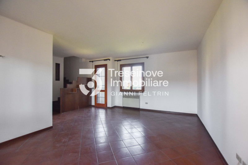 (Per INFO Feltrin ing. Gianni 3288349492) Proponiamo in vendita villetta a schiera di testa su tr...