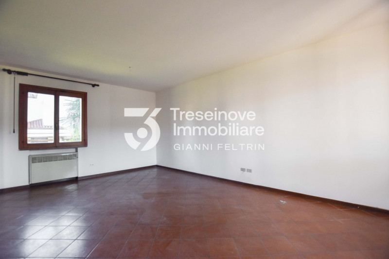 (Per INFO Feltrin ing. Gianni 3288349492) Proponiamo in vendita villetta a schiera di testa su tr...