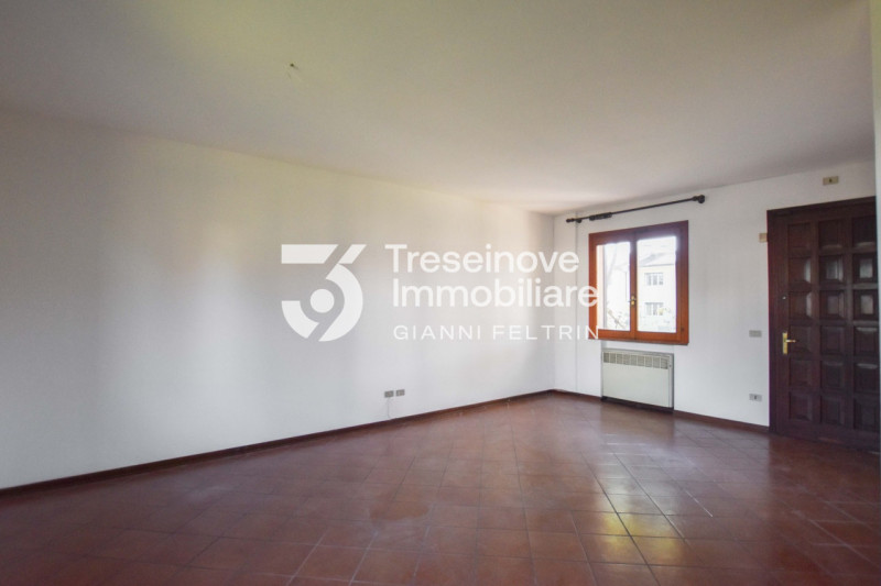 (Per INFO Feltrin ing. Gianni 3288349492) Proponiamo in vendita villetta a schiera di testa su tr...