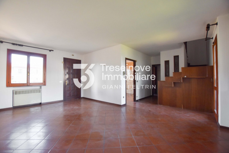 (Per INFO Feltrin ing. Gianni 3288349492) Proponiamo in vendita villetta a schiera di testa su tr...