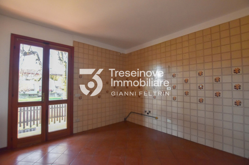 (Per INFO Feltrin ing. Gianni 3288349492) Proponiamo in vendita villetta a schiera di testa su tr...