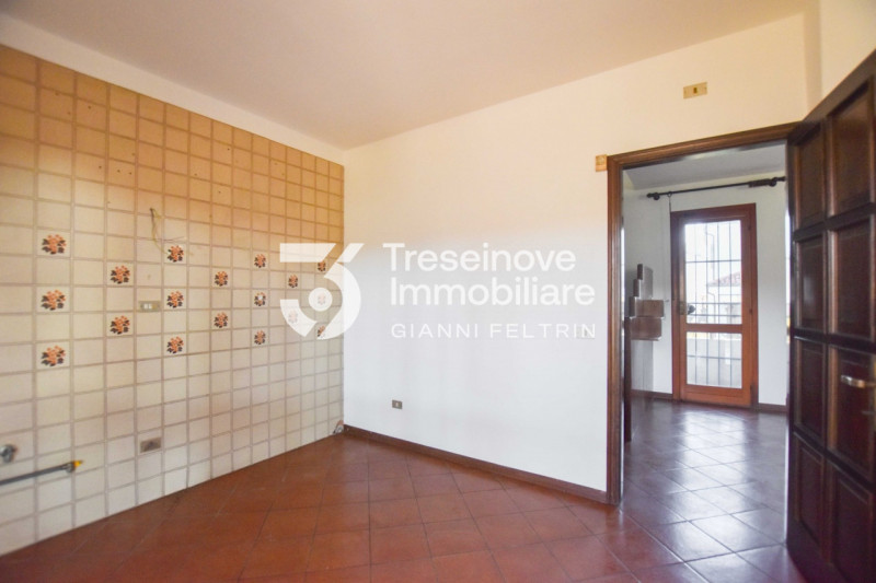 (Per INFO Feltrin ing. Gianni 3288349492) Proponiamo in vendita villetta a schiera di testa su tr...