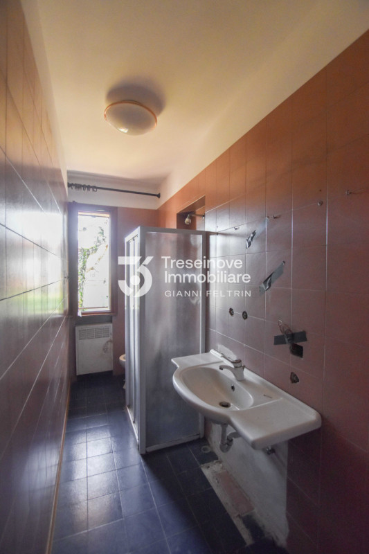 (Per INFO Feltrin ing. Gianni 3288349492) Proponiamo in vendita villetta a schiera di testa su tr...