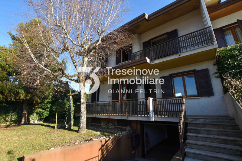 (Per INFO Feltrin ing. Gianni 3288349492) Proponiamo in vendita villetta a schiera di testa su tr...