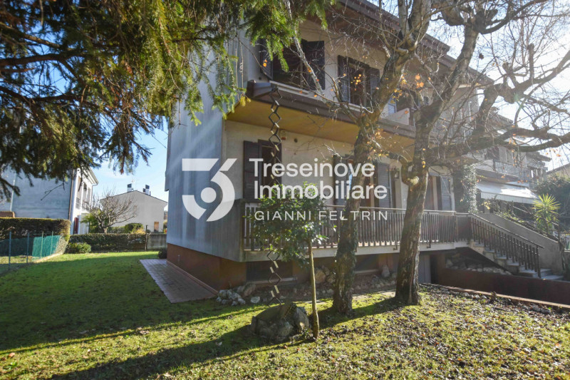 (Per INFO Feltrin ing. Gianni 3288349492) Proponiamo in vendita villetta a schiera di testa su tr...