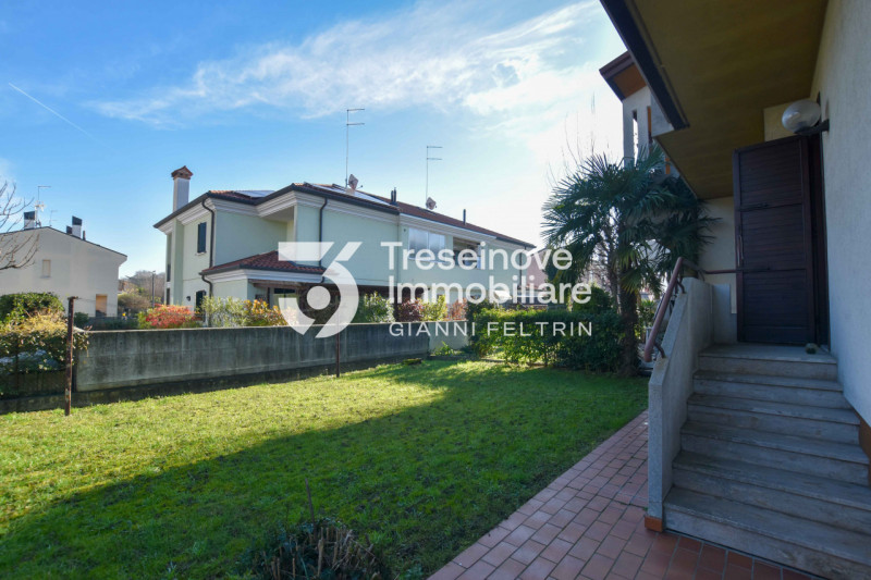 (Per INFO Feltrin ing. Gianni 3288349492) Proponiamo in vendita villetta a schiera di testa su tr...