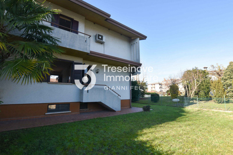 (Per INFO Feltrin ing. Gianni 3288349492) Proponiamo in vendita villetta a schiera di testa su tr...