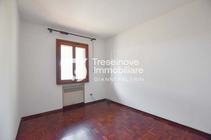 (Per INFO Feltrin ing. Gianni 3288349492) Proponiamo in vendita villetta a schiera di testa su tr...