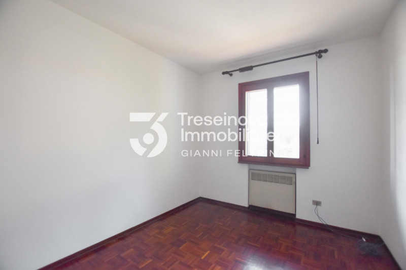 (Per INFO Feltrin ing. Gianni 3288349492) Proponiamo in vendita villetta a schiera di testa su tr...