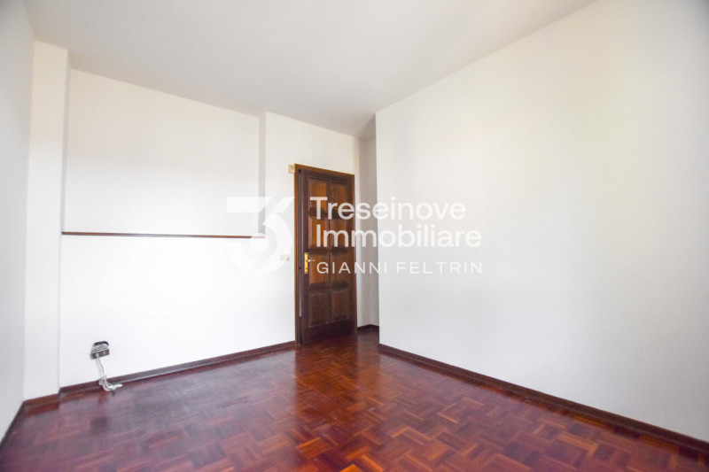 (Per INFO Feltrin ing. Gianni 3288349492) Proponiamo in vendita villetta a schiera di testa su tr...