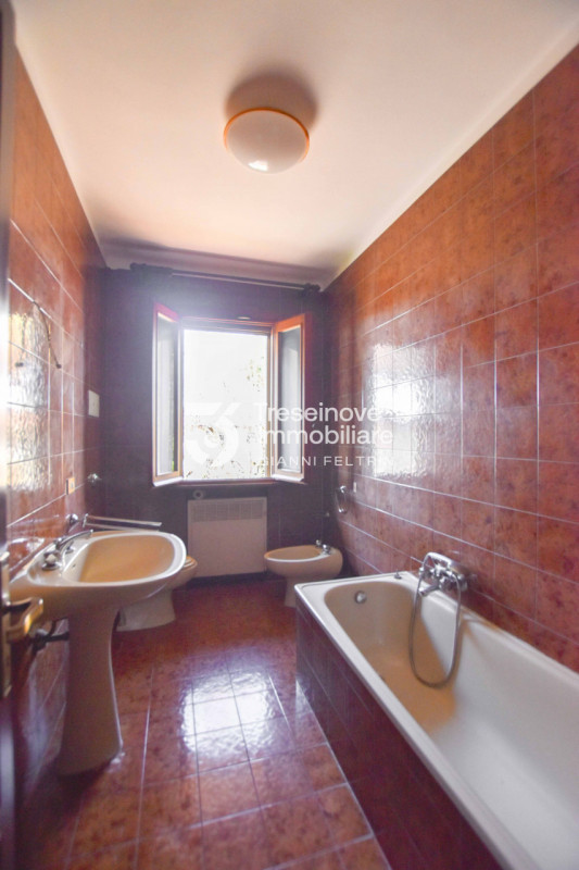 (Per INFO Feltrin ing. Gianni 3288349492) Proponiamo in vendita villetta a schiera di testa su tr...