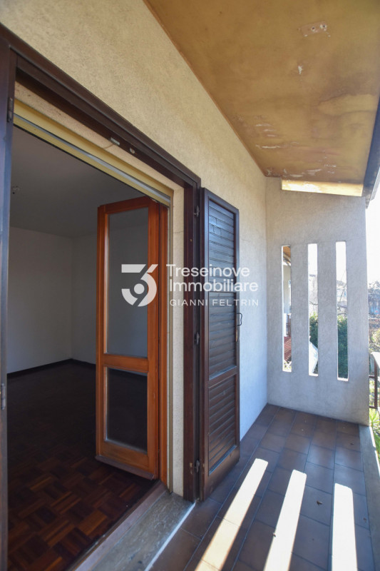 (Per INFO Feltrin ing. Gianni 3288349492) Proponiamo in vendita villetta a schiera di testa su tr...