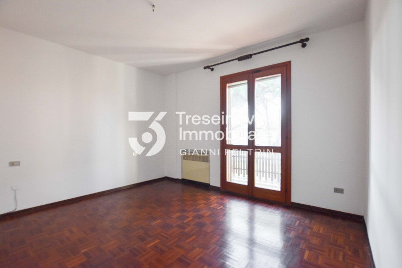 (Per INFO Feltrin ing. Gianni 3288349492) Proponiamo in vendita villetta a schiera di testa su tr...