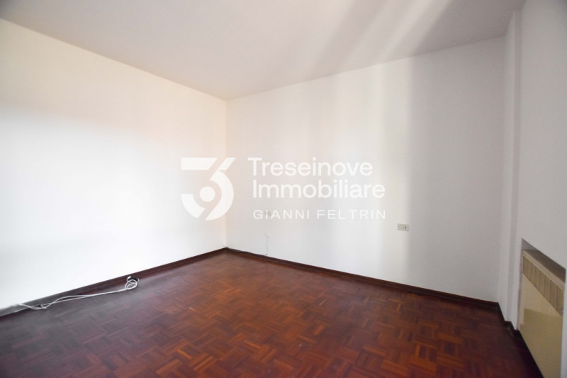 (Per INFO Feltrin ing. Gianni 3288349492) Proponiamo in vendita villetta a schiera di testa su tr...