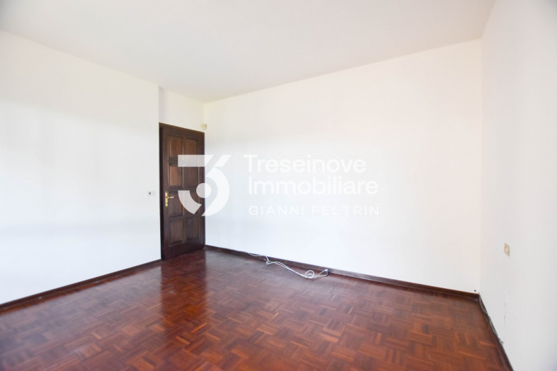 (Per INFO Feltrin ing. Gianni 3288349492) Proponiamo in vendita villetta a schiera di testa su tr...