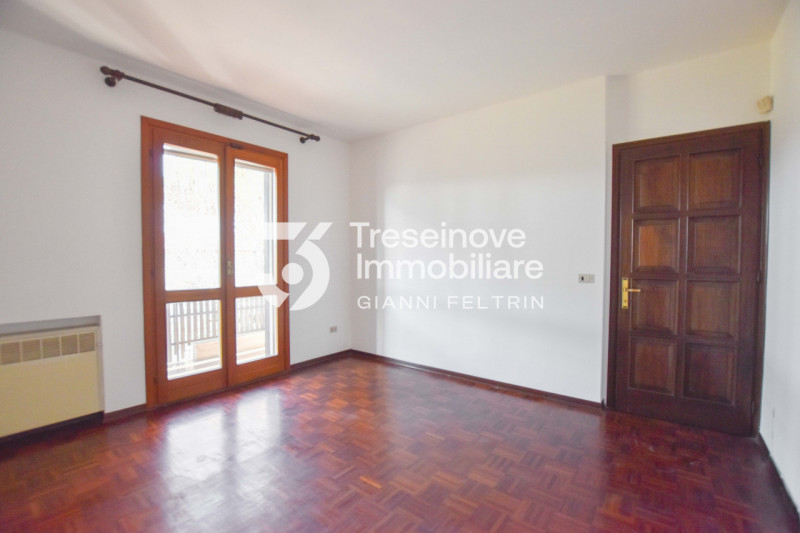 (Per INFO Feltrin ing. Gianni 3288349492) Proponiamo in vendita villetta a schiera di testa su tr...