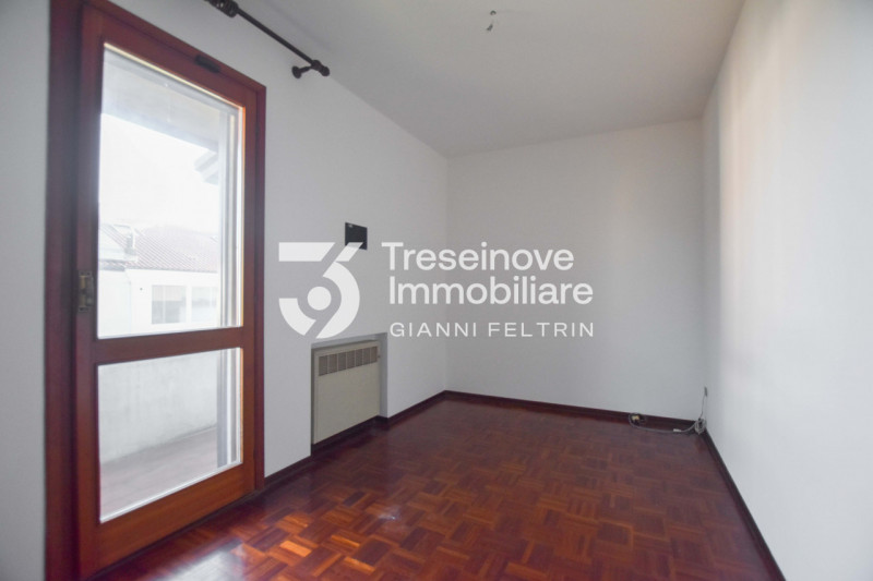 (Per INFO Feltrin ing. Gianni 3288349492) Proponiamo in vendita villetta a schiera di testa su tr...